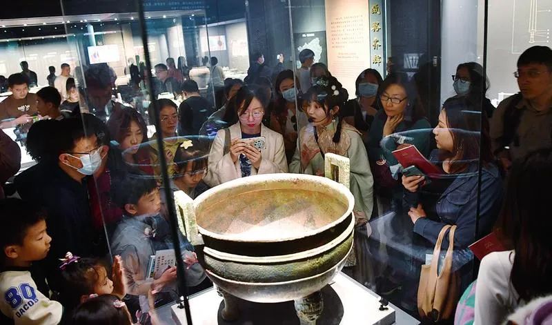 2月16日,自治区博物馆,市民游客在讲解员的引导下有序参观文物展.