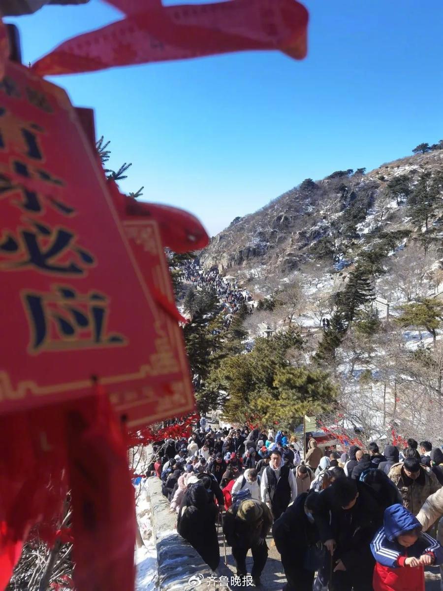 徐立勇 摄影2月13日下午,泰安气象台发布雨雪大风降温预报.