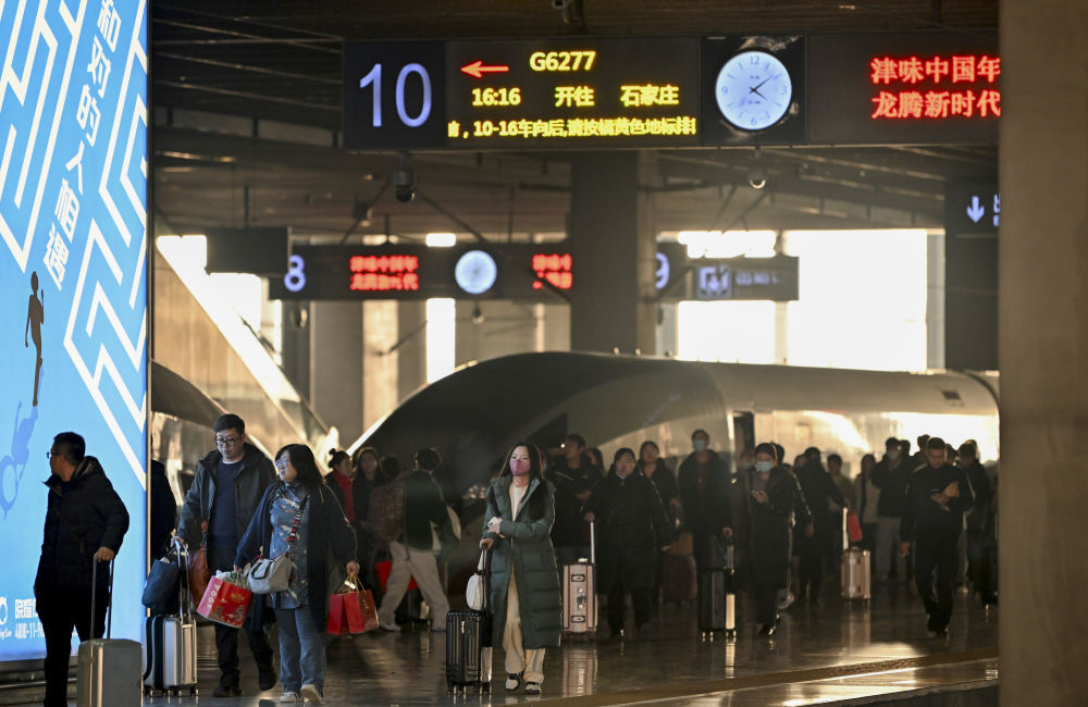 2月17日,旅客乘车到达天津西站.新华社记者 李然 摄