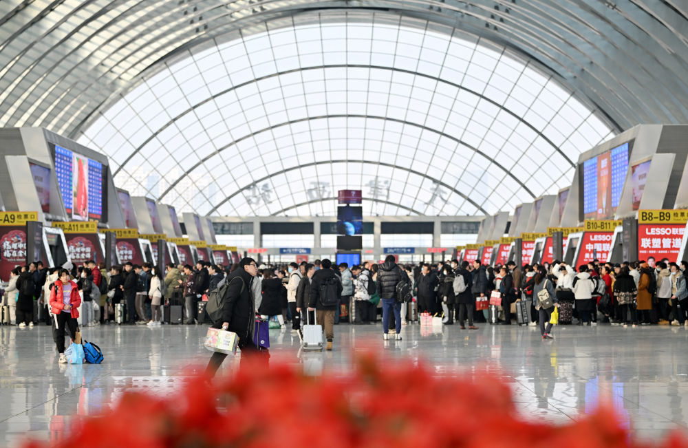 2月17日,旅客在天津西站候车.新华社记者 李然 摄