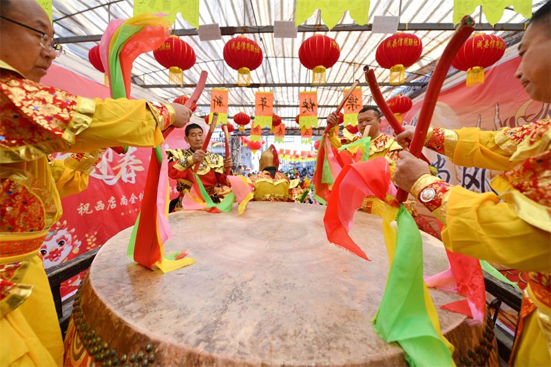 2月15日,无极县郝庄乡店尚村村民在表演"店尚对鼓".