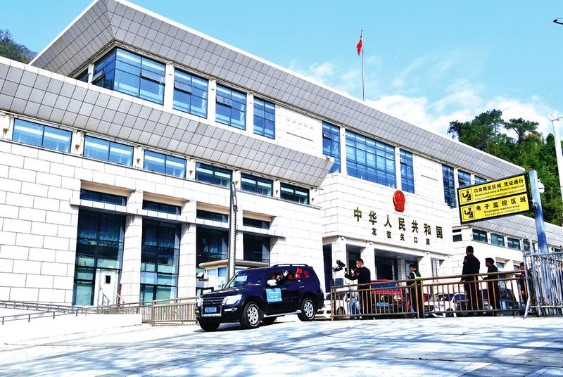 &nbsp;&nbsp;&nbsp;&nbsp;车辆在友谊关口岸通关(凭祥市文旅局供图)