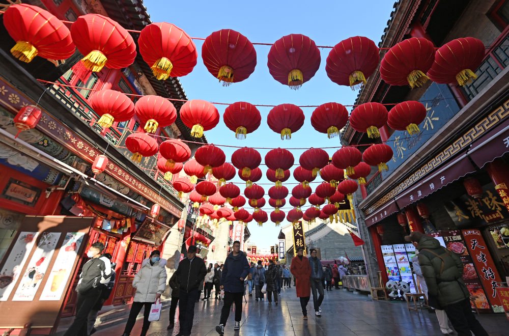 2月10日，游客在天津古文化街游览。新华社记者 赵子硕 摄
