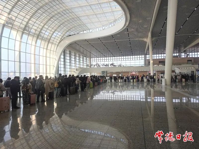 候车大厅热闹非凡为全力满足旅客出行需求,常德火车站根据客流科学