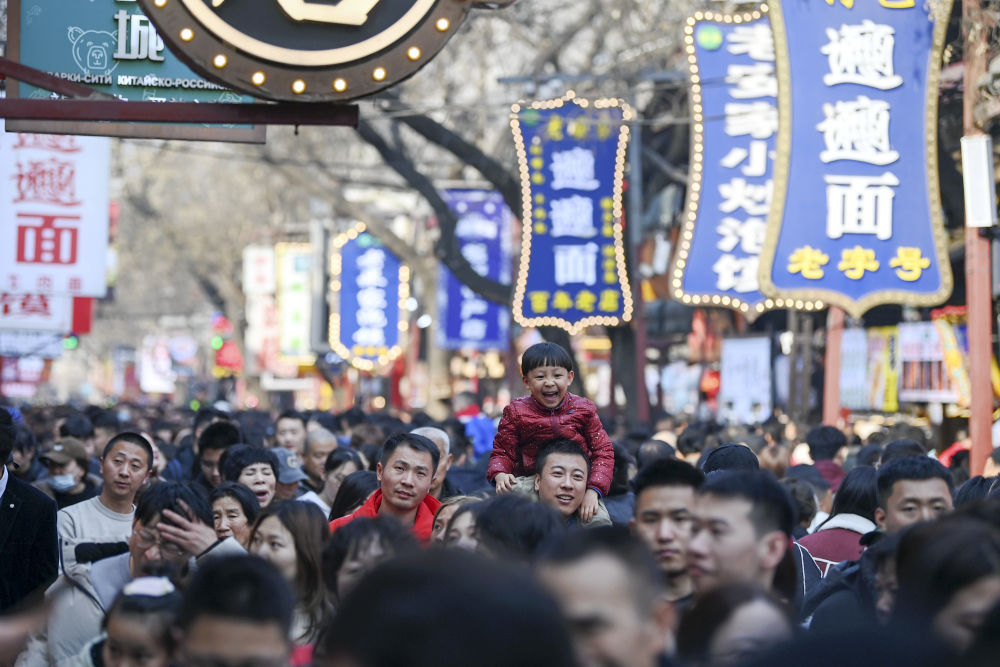 2024年2月13日，游客在西安市美食文化街区回民街游览。新华社记者 李一博 摄
