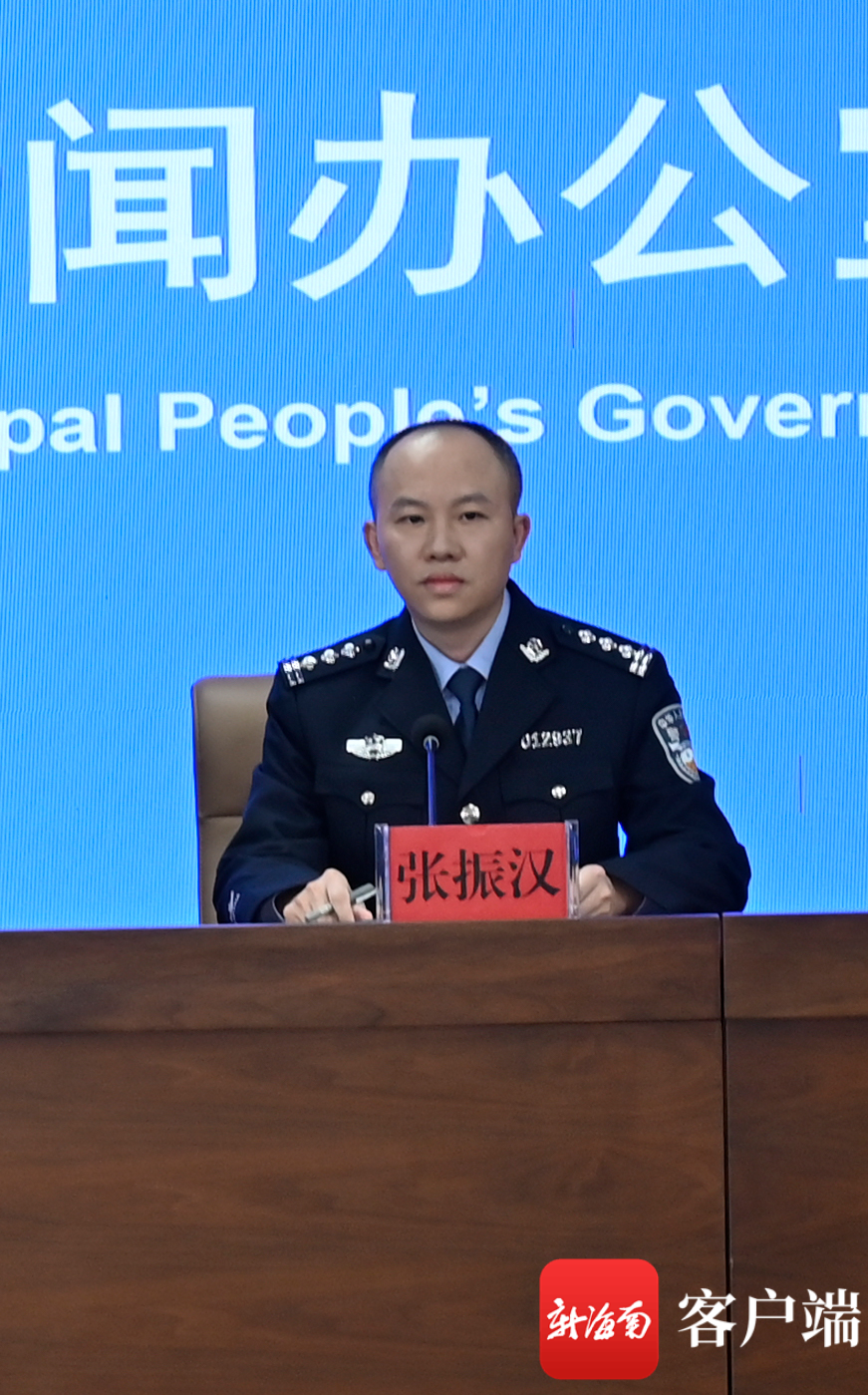 张振汉在发布会上介绍交通保障情况.记者 王小畅 摄