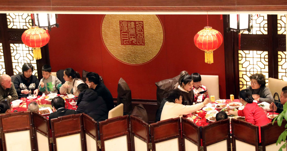 2024年2月9日，人们在江苏省苏州市一家餐馆内享用团圆饭。新华社发（杭兴微 摄）
