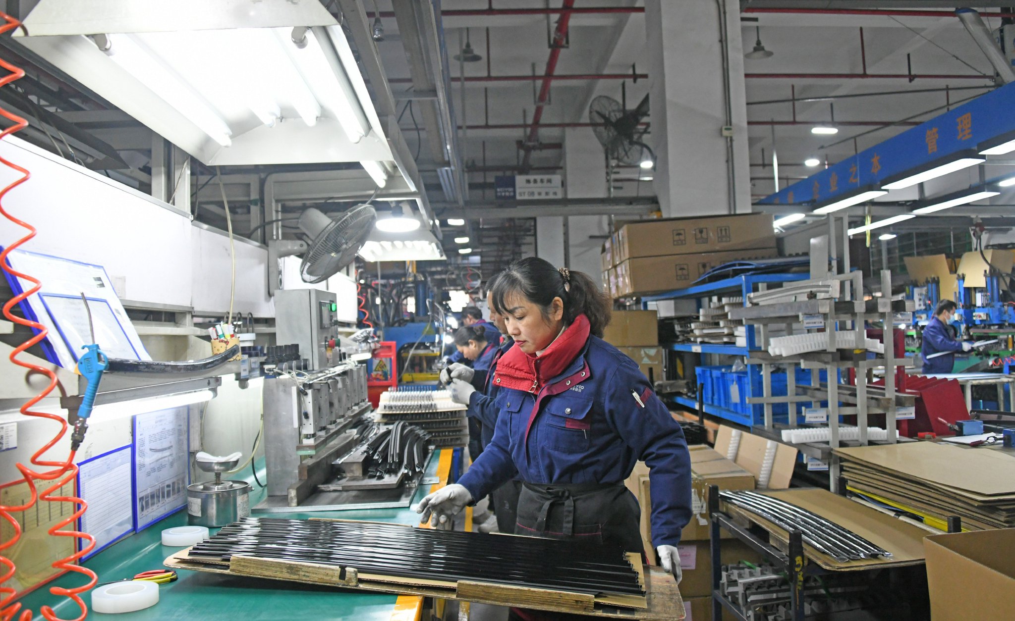 2月17日,浙江仙居一家汽车零部件企业的工人在生产车间加工汽车密封条
