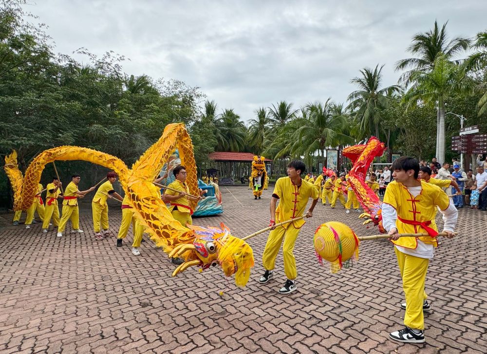 ↑2月11日，演员在海南省三亚市南山文化旅游区表演舞龙。新华社发（郭志华 摄）