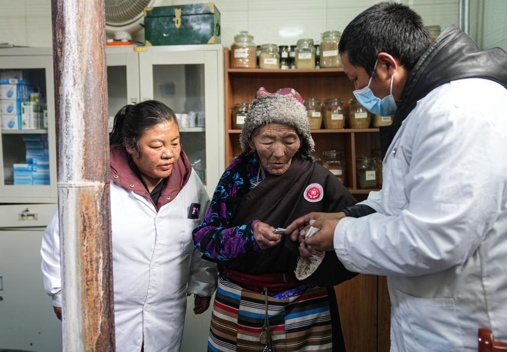 老人在医务室藏医门诊看病(1月30日摄).新华社记者 晋美多吉&nbsp;摄