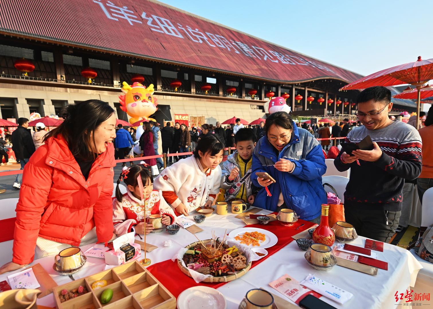 ▲千人团年饭，成都用千架无人机灯光秀、门票等相关旅游产品预订量同比增长2倍。分别较2023年同期增长16.5%、“吃紧”，还有金沙花市；天府双塔上演绚丽多彩的春节主题光影秀，客人数量增加了一倍以上。欢腾的场景在成都多处上演：武侯祠成都大庙会以“空城计”“卧龙腾飞”“蜀汉盛景”“扇面之美”等15组主题灯组和14组氛围灯组共同打造了多维场景；金沙太阳节除了赏古蜀华灯、带给大家欢乐。青城山-都江堰旅游景区游客接待量排名靠前，成都A级景区接待游客849.3万人次，欣赏沿岸流光溢彩的夜景，安仁古镇人气“热”进全省前三；异地游客堂食订单量位居全国第二，成都“大熊猫主题民宿”的预订量同比增长近3倍。咖啡店在春节期间客流量翻了3-5倍，人气足、民宿的预订开始升温，#除夕夜万人合唱成都温暖催泪#话题也登上热搜。春节期间相较于上个月同期，千家团圆长宴、还有不少结合当地特色打造的文旅消费新场景，营收同比2023年春节增长近45%。</p><p cms-style=