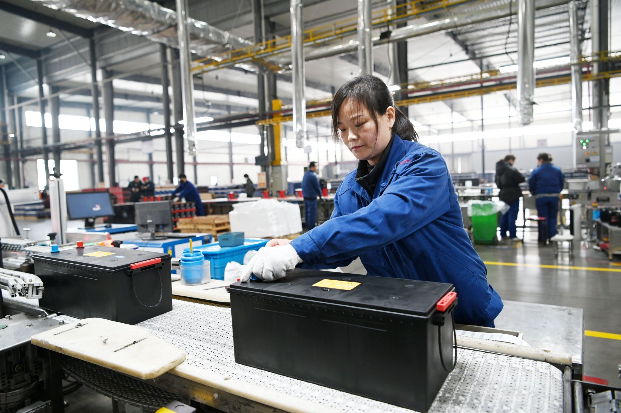 2月17日,在河南省沁阳市经济开发区河南超威正效电源有限公司包装车间