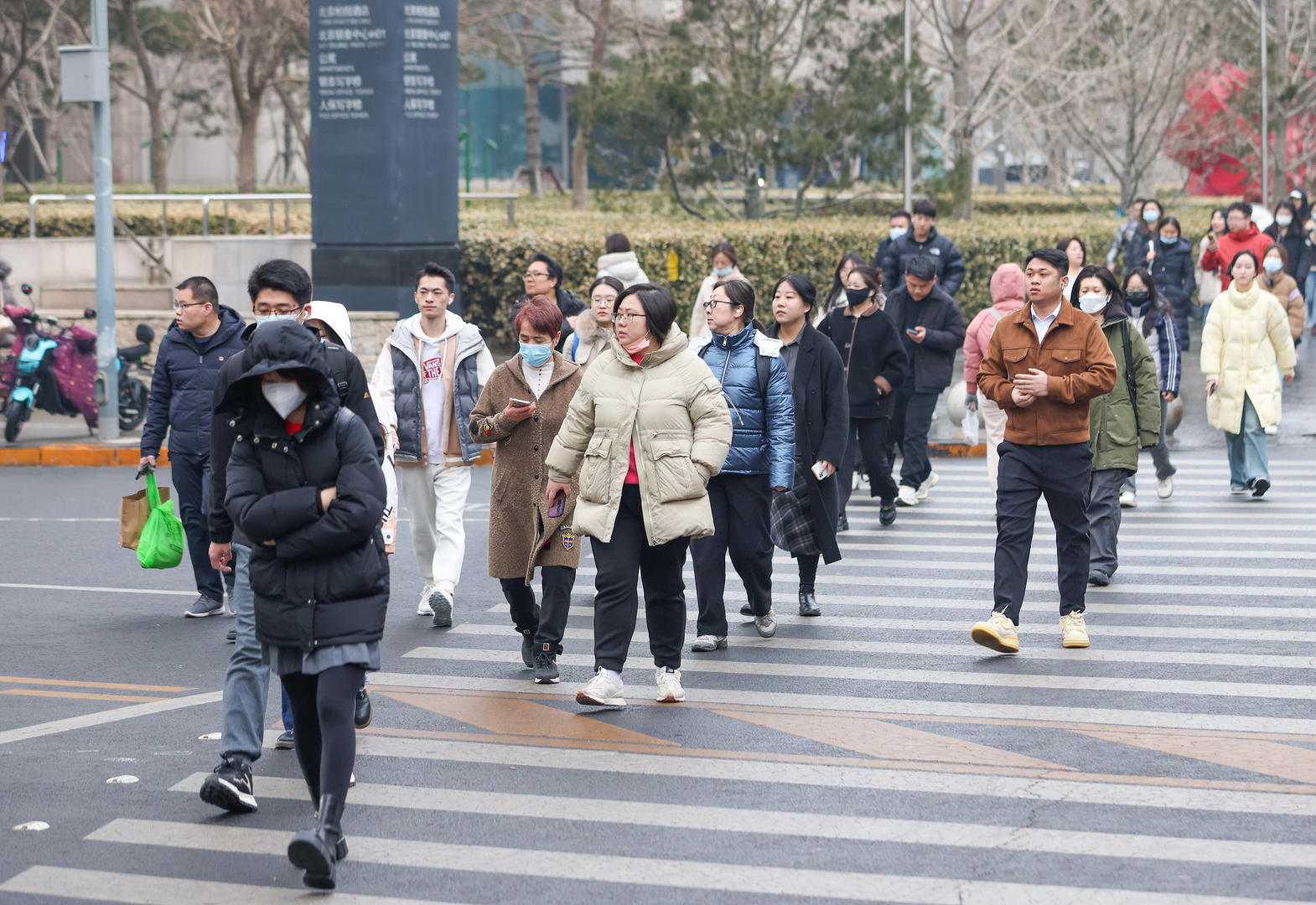 春节长假后首个工作日：有单位取消打卡半天，有人返程被天气“牵绊”临时请假 