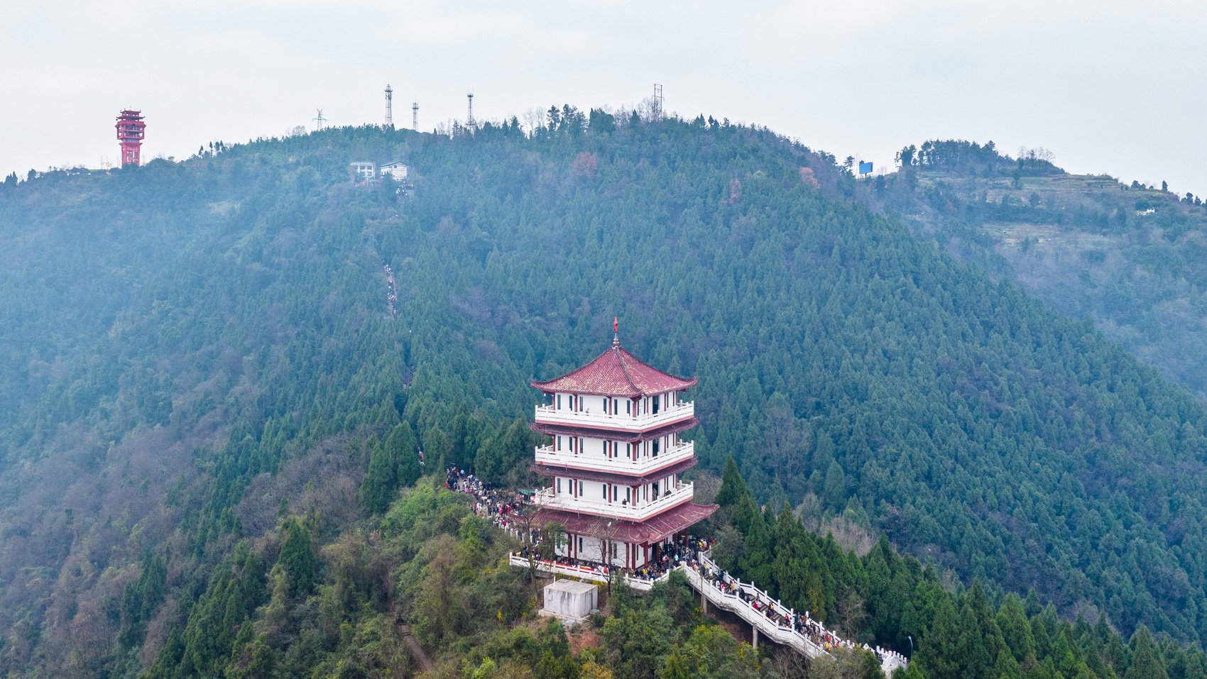 市民经红军亭攀登凤凰山.王梦 摄