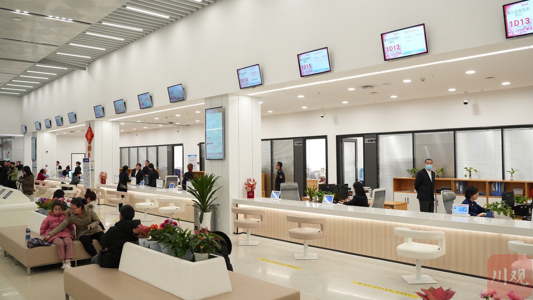 宜宾市民中心内的办事窗口. 罗顺 摄