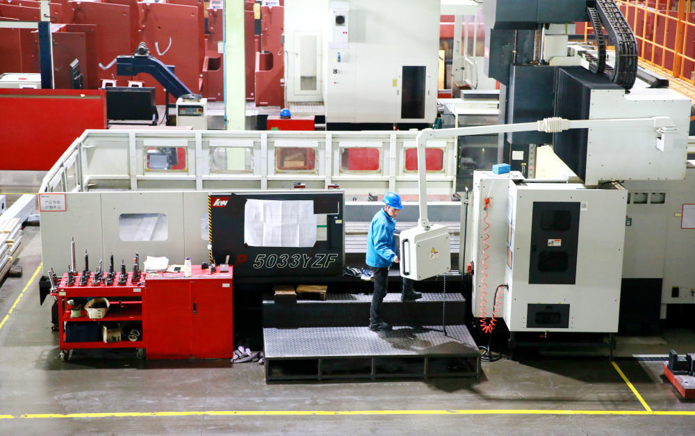 2月17日,江苏省扬州市江都区高新工业园区一机床加工企业工人在精加工