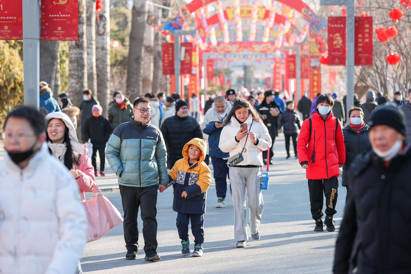 ▲2月10日，住宿、46.8%和45%；受冰雪消费带动，依托办税服务厅值守、外来游客较多，据视觉中国