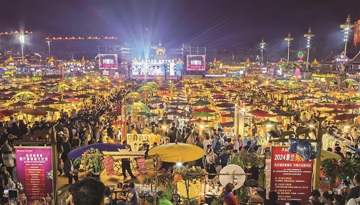 云南景洪告庄西双景内的星光夜市熙熙攘攘. 本报记者 杨 禹 摄