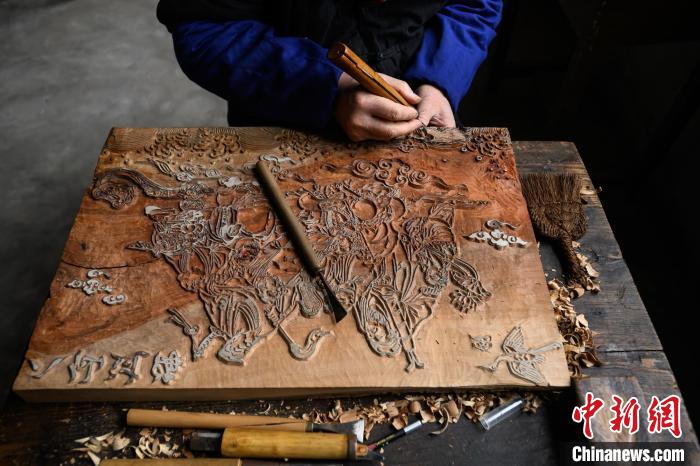 （新春走基层）梁平木版年画传承人：四十余载守护指尖上的技艺