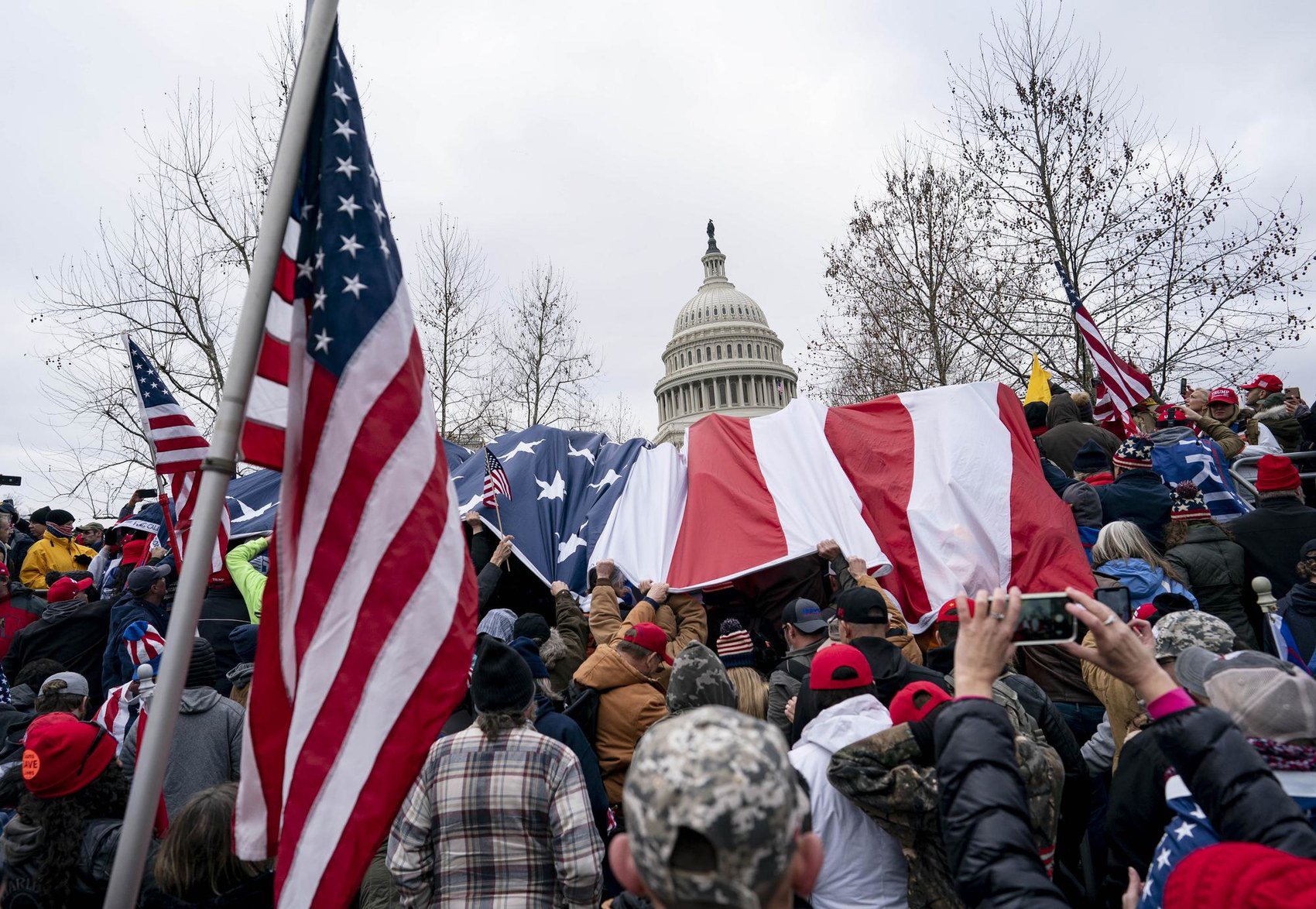 这是2021年1月6日在美国华盛顿拍摄的时任美国总统特朗普的支持者在国会大厦前举行示威游行的资料照片。新华社记者 刘杰 摄