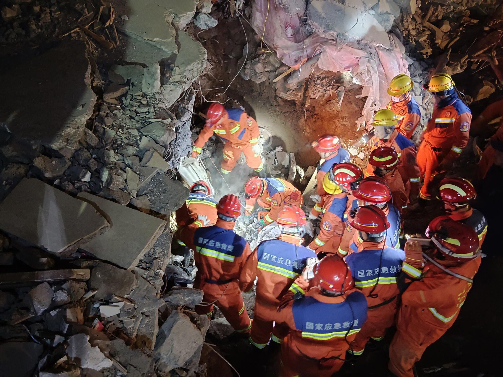 华荣救消总队在抢险救援现场.