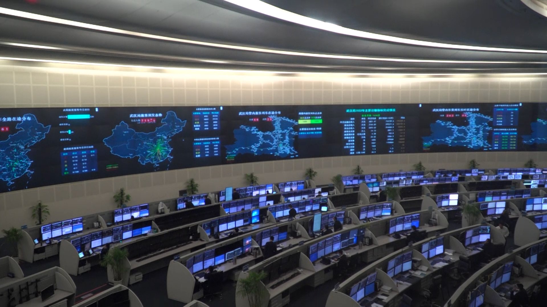 图为中国铁路武汉局集团有限公司调度指挥中心大厅.新华社发