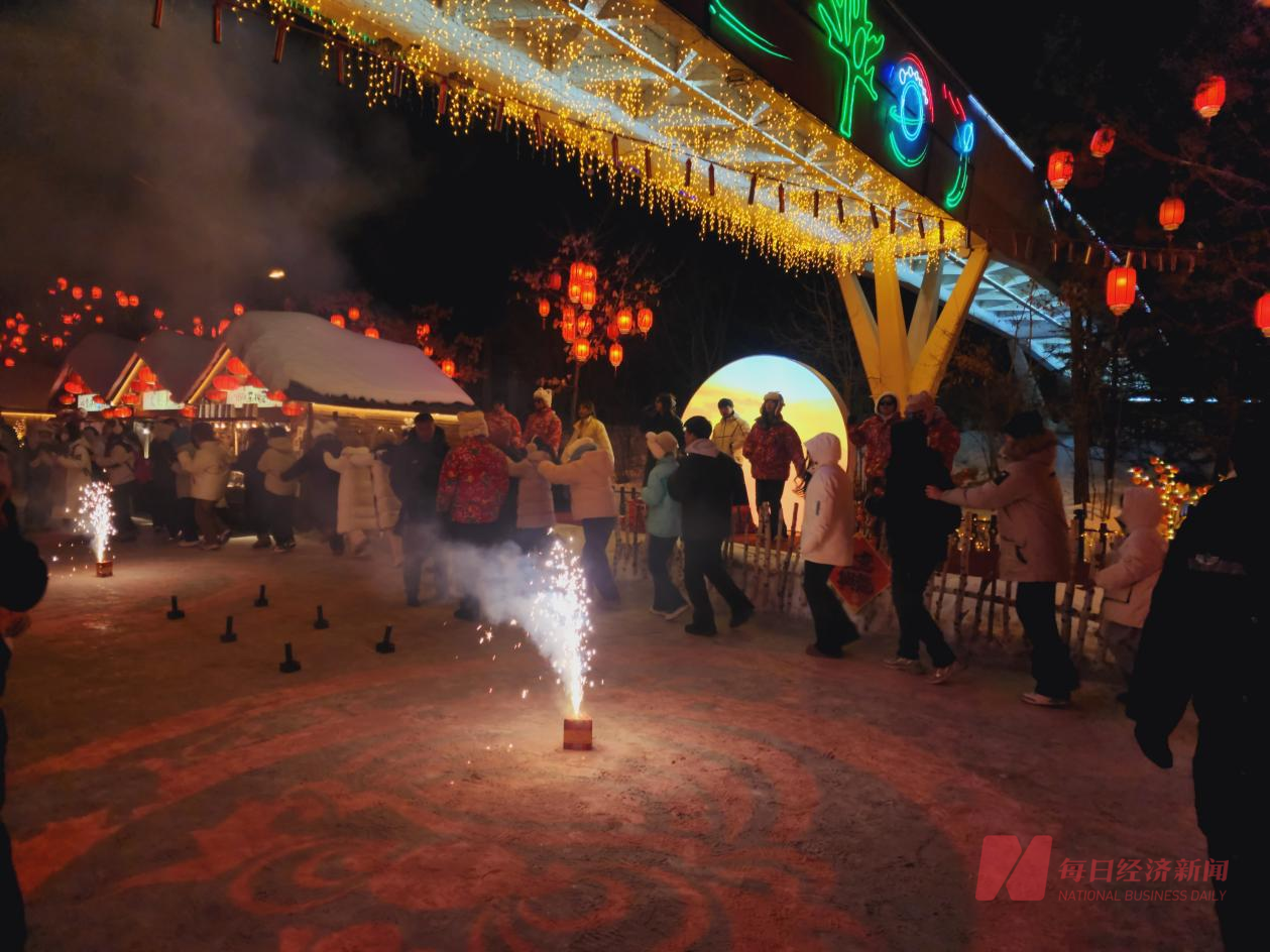 游客在长白山脚下的旅游小镇与景点主持人互动 图片来源：每经记者 杨卉 摄