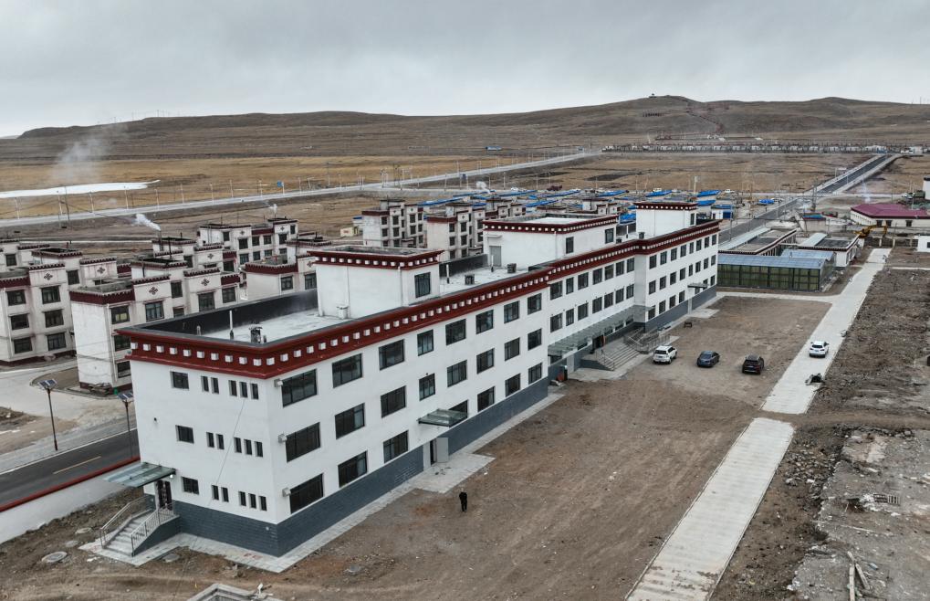 聂荣县特殊困难人员集中供养服务中心崭新的三层高楼(1月30日摄,无人