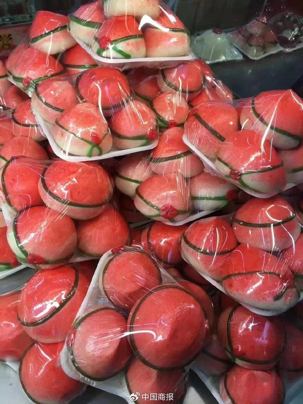 王娜今年春节假期制作的寿桃馒头。