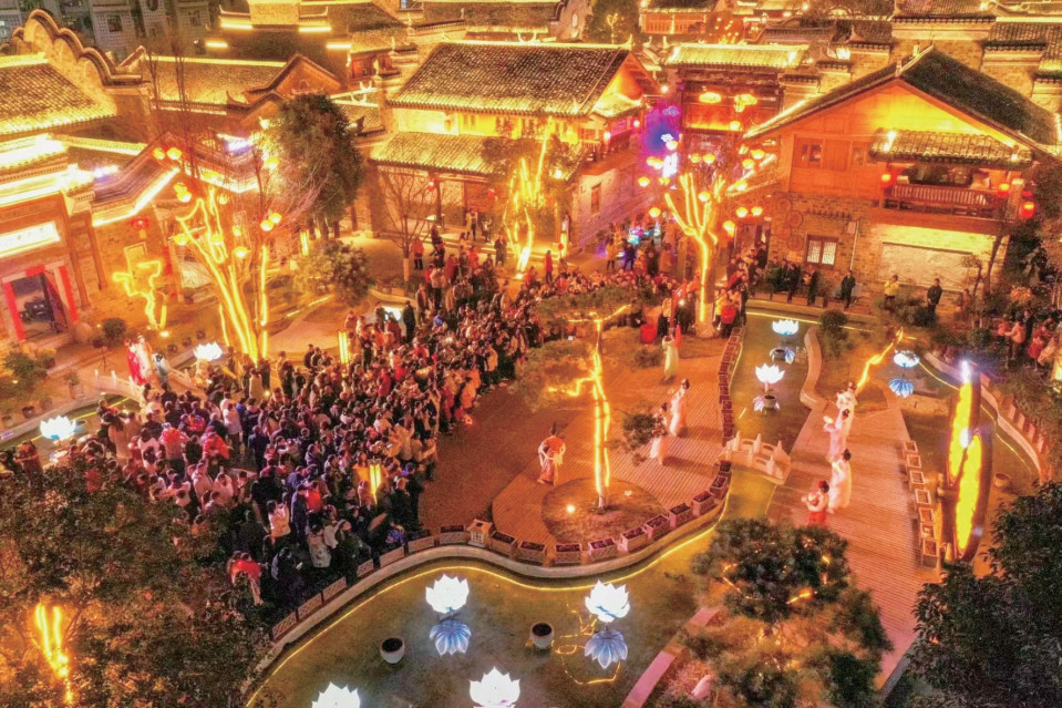 房县西关印象举行汉服秀演出.记者 全正 通讯员 林加锋 摄