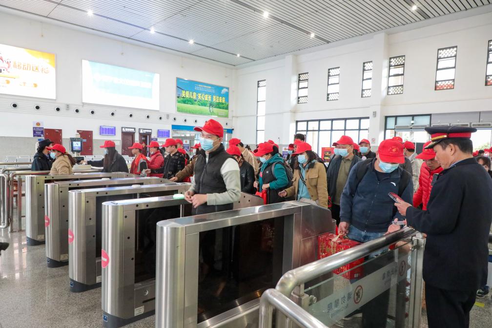 6969在广西的隆安东站,务工旅客在绿色通道有序进站乘车.