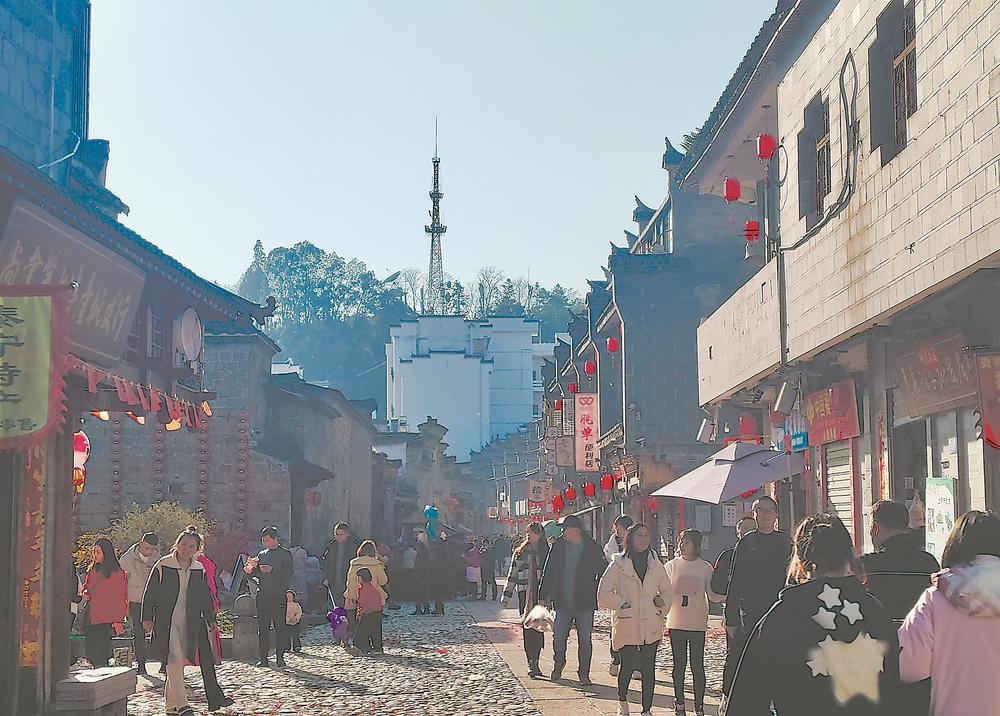 正月,泰宁尚书巷历史文化街区,游客络绎不绝.(受访单位供图)