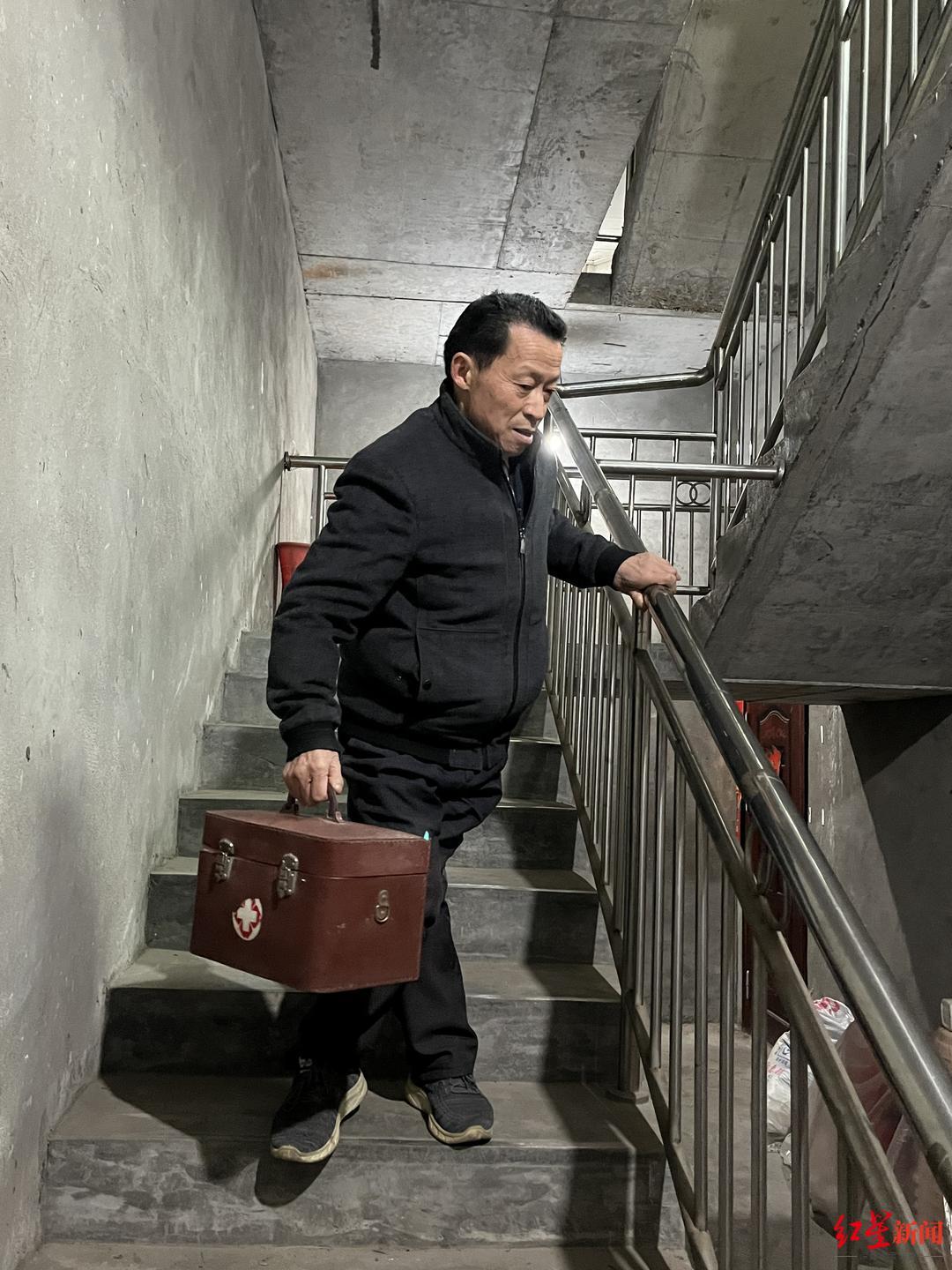 微观乡村丨行医42年背坏医疗箱13个残疾村医何学明村里还不能没有村医