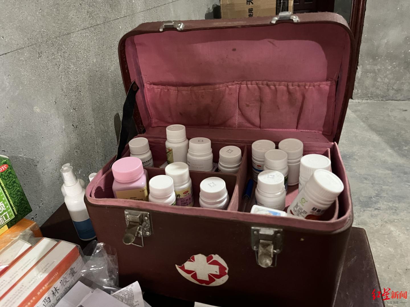 微观乡村丨行医42年背坏医疗箱13个残疾村医何学明村里还不能没有村医