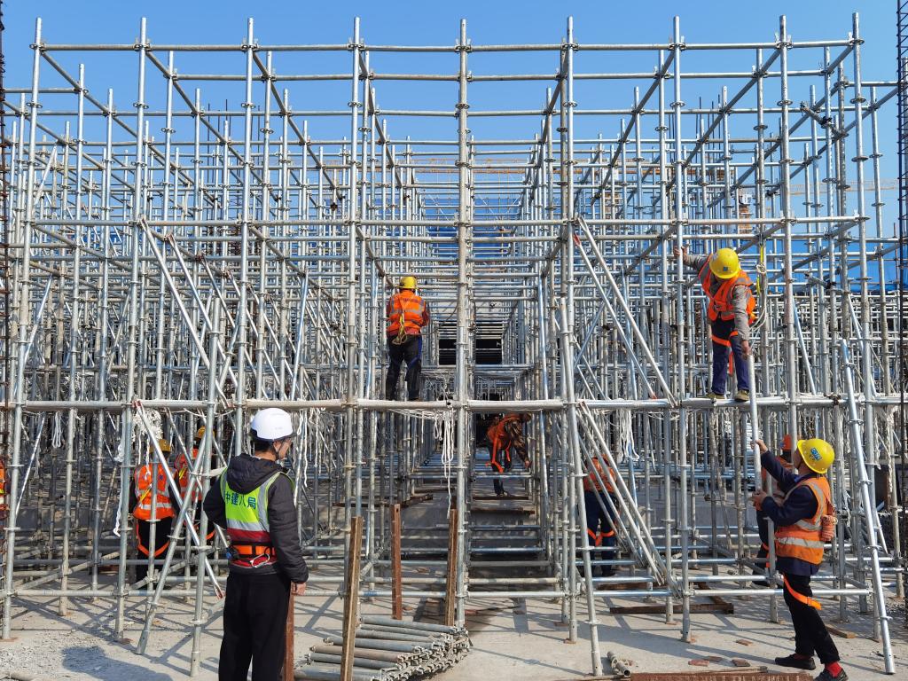 工人们在搭脚手架.中建八局供图