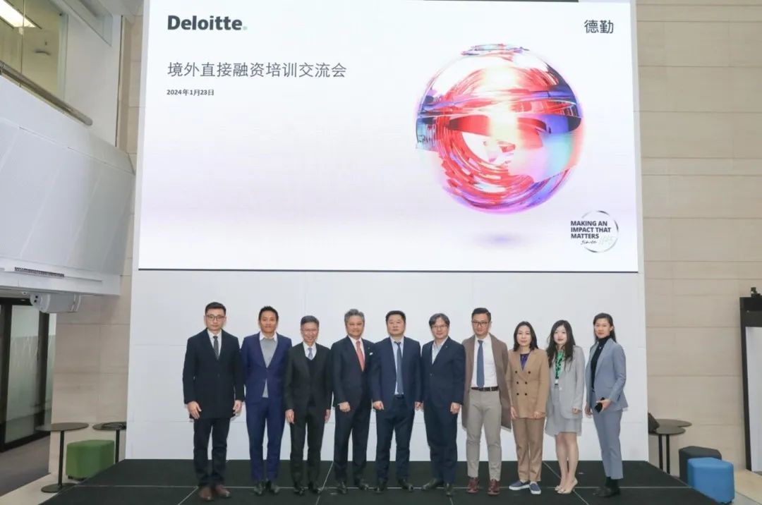 (从左起)成都市地方金融监督管理局张文研,兰馨亚洲投资集团董事总