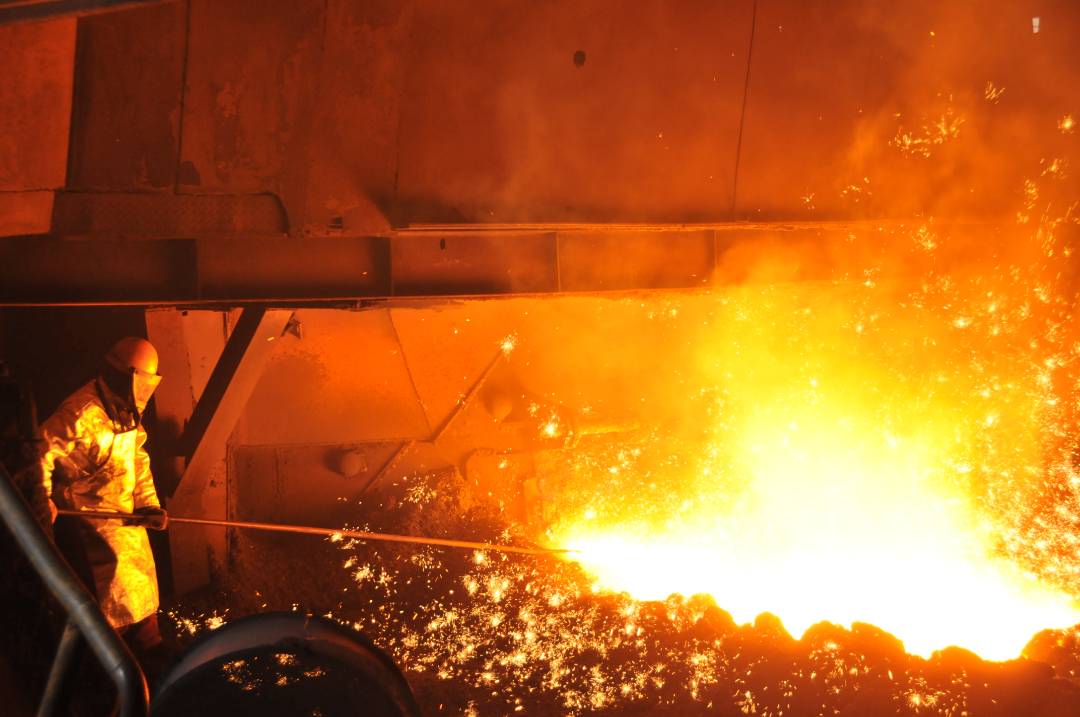 河南沙钢永兴特钢公司车间火红的钢坯如火龙呼啸而过。炎富玲摄
