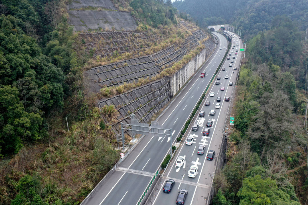 ▲2月17日，交通运输部等多部门发布了《重大节假日免收小型客车通行费实施方案》，节后返程车辆行驶在包茂高速公路广西龙胜段 新华社发 <p cms-style=