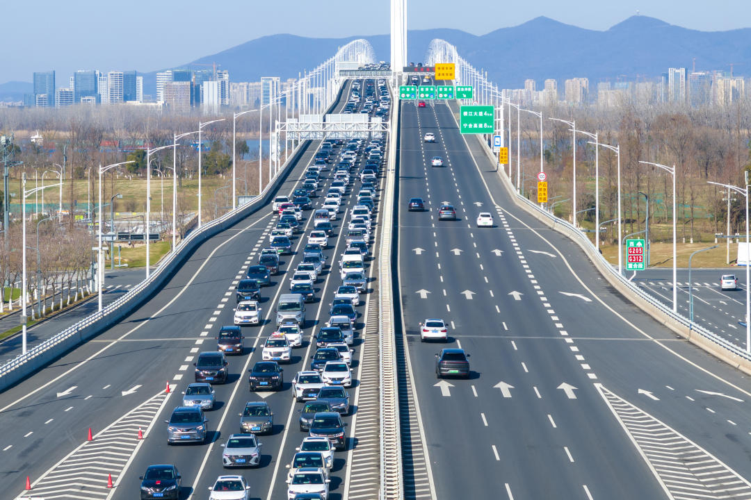 ▲2月16日，车辆缓慢行驶在新扬高速扬州段 新华社发 