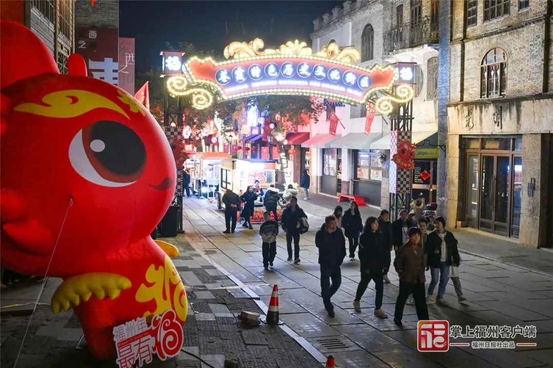 池远 摄福州三坊七巷上演"龙行坊巷·民俗大戏",具有千年历史的坊巷古