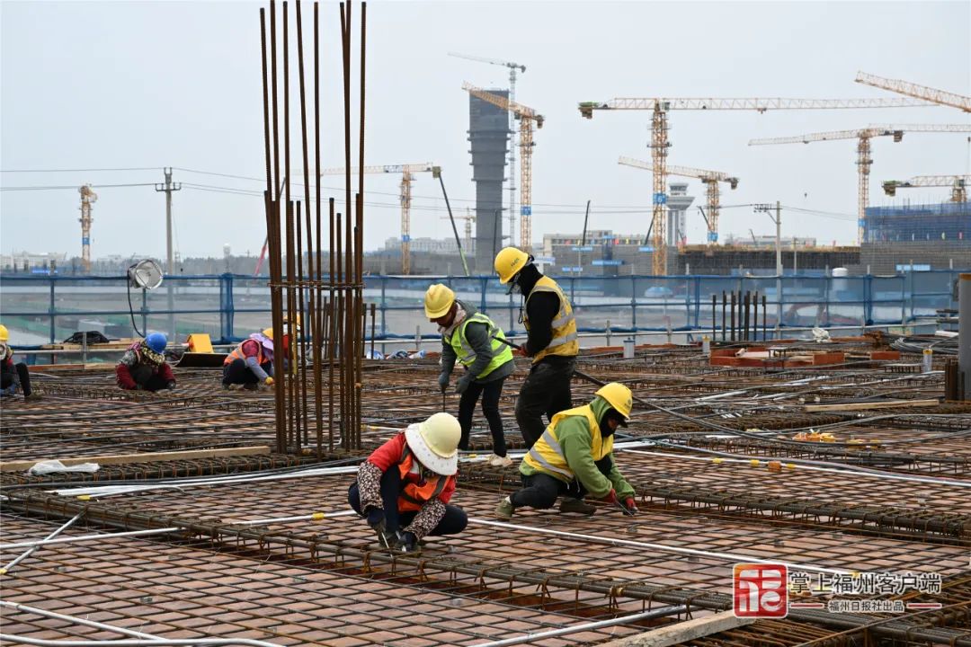 在机场二期扩建项目现场，施工人员加紧施工。池远 摄