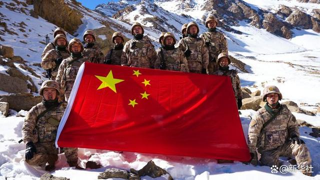 阿里军分区某边防团普兰边防连官兵抵达巡逻点位后展示国旗(2024年1月