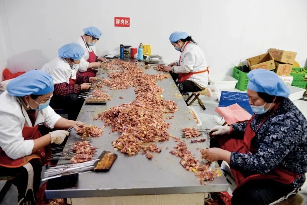 淄博牧羊村烧烤店后厨,串串工从上午8点到晚上8点