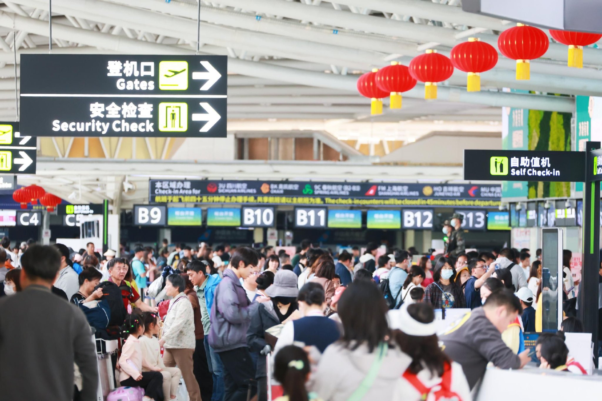 三亚凤凰国际机场航站楼人气旺.凤凰机场供图