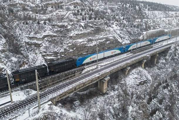 新春走基层 | 国家能源集团包神铁路:"万吨巨龙"掌舵人|列车_新浪财经