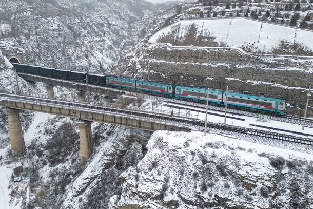 新春走基层 | 国家能源集团包神铁路:"万吨巨龙"掌舵人|列车_新浪财经