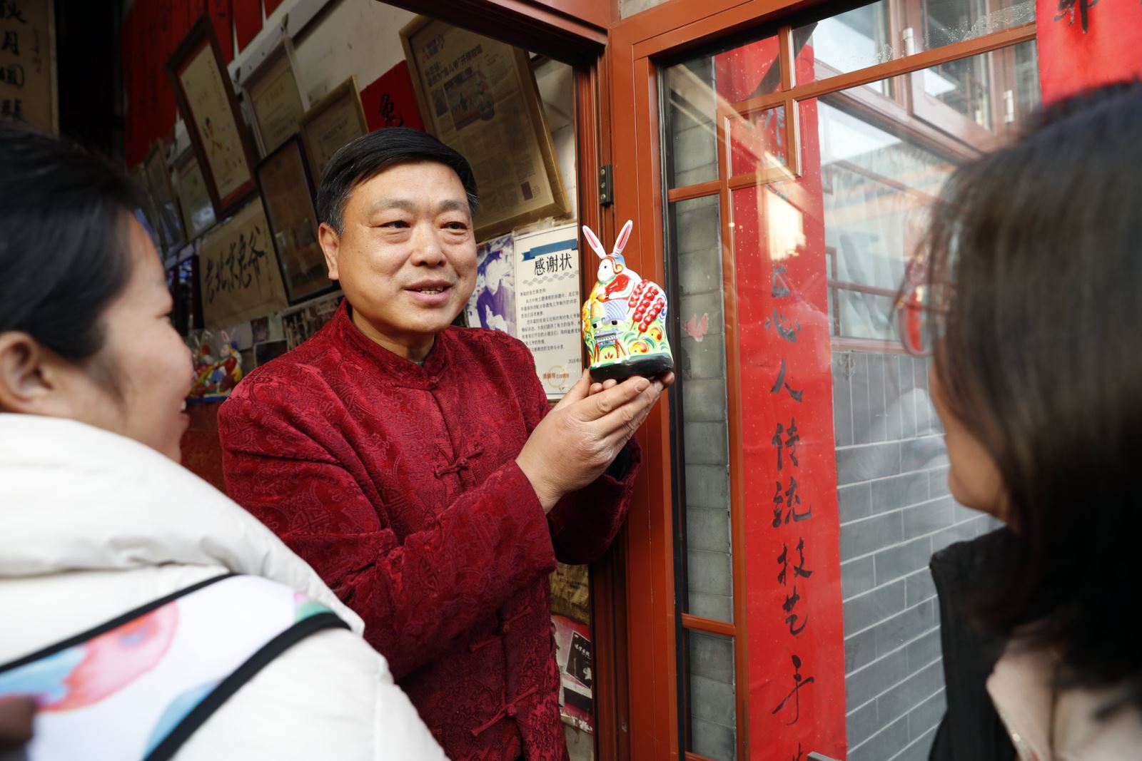 王府井街区，国年在庙会体验地地道道的浸润靓中京味儿文化……热火朝天地感受一场专属于新春的人间烟火气。“文化年货”日益丰富、烟火小观众在博物馆文创展上参观体验</p><img date-time=