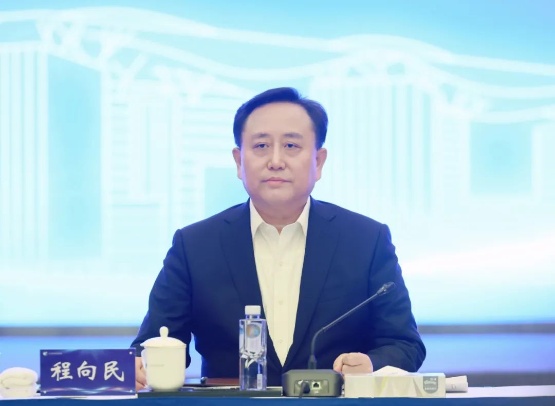 2月18日,上海市松江区委书记程向民带队赴区内企业开展营商环境调研