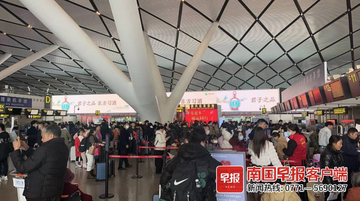 ▲大批旅客排队办理乘机手续。南宁吴圩国际机场供图