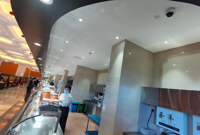 白金汉爵大酒店沪闵路店的24小时餐厅,点菜台上方安装了监控.